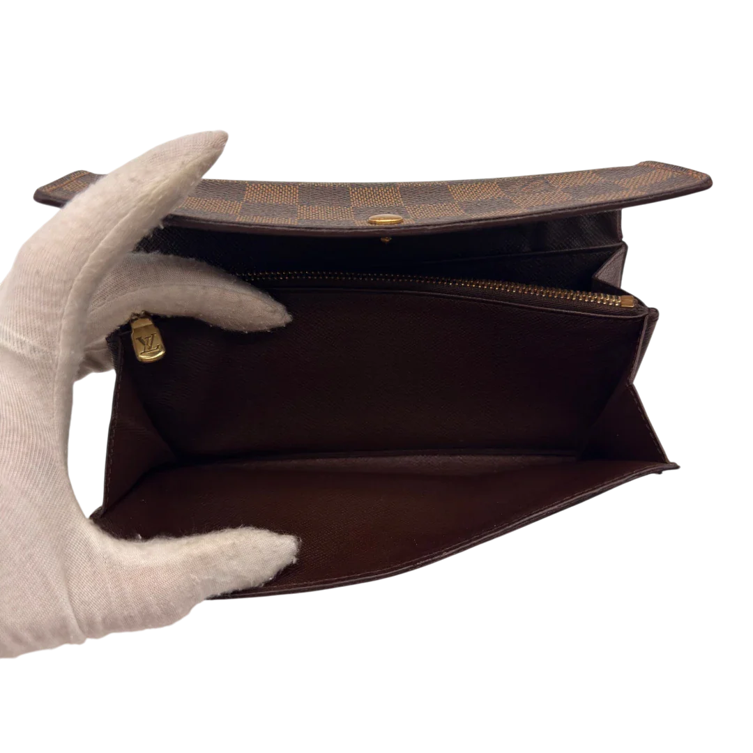 https://cdn.shopify.com/s/files/1/0564/9376/8855/files/Louis_Vuitton_Geldbeutel_Sarah_Damier_Ebene_braun_18.webp?v=1784242503