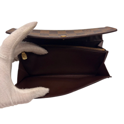 https://cdn.shopify.com/s/files/1/0564/9376/8855/files/Louis_Vuitton_Geldbeutel_Sarah_Damier_Ebene_braun_18.webp?v=1784242503