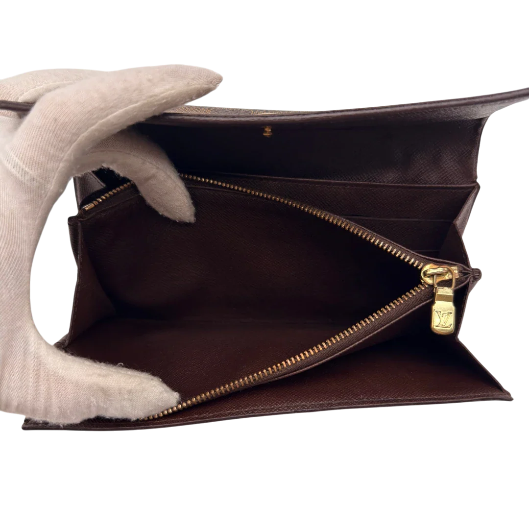 https://cdn.shopify.com/s/files/1/0564/9376/8855/files/Louis_Vuitton_Geldbeutel_Sarah_Damier_Ebene_braun_19.webp?v=1784242503