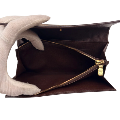 https://cdn.shopify.com/s/files/1/0564/9376/8855/files/Louis_Vuitton_Geldbeutel_Sarah_Damier_Ebene_braun_19.webp?v=1784242503