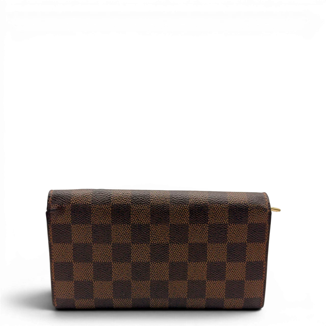 https://cdn.shopify.com/s/files/1/0564/9376/8855/files/Louis_Vuitton_Geldbeutel_Sarah_Damier_Ebene_braun_2.webp?v=1784242503