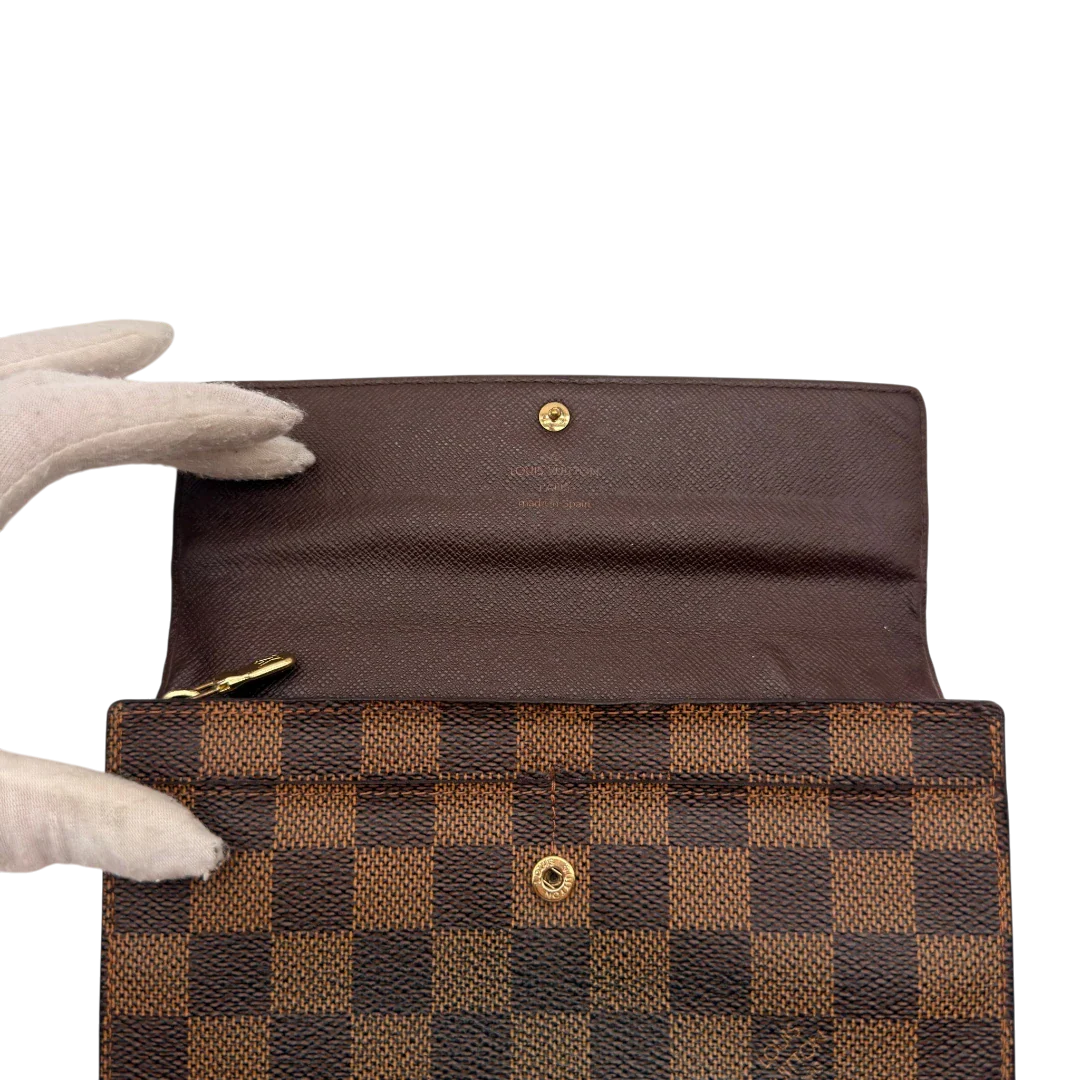https://cdn.shopify.com/s/files/1/0564/9376/8855/files/Louis_Vuitton_Geldbeutel_Sarah_Damier_Ebene_braun_20.webp?v=1784242504