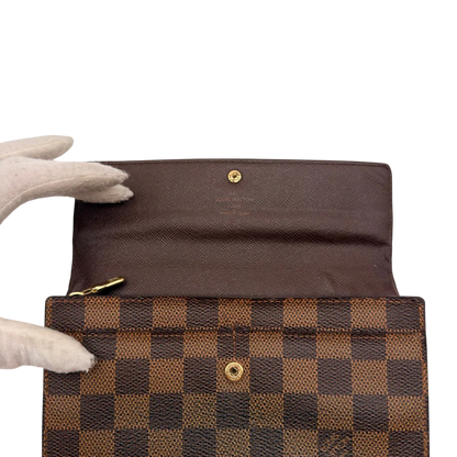 https://cdn.shopify.com/s/files/1/0564/9376/8855/files/Louis_Vuitton_Geldbeutel_Sarah_Damier_Ebene_braun_20.webp?v=1784242504