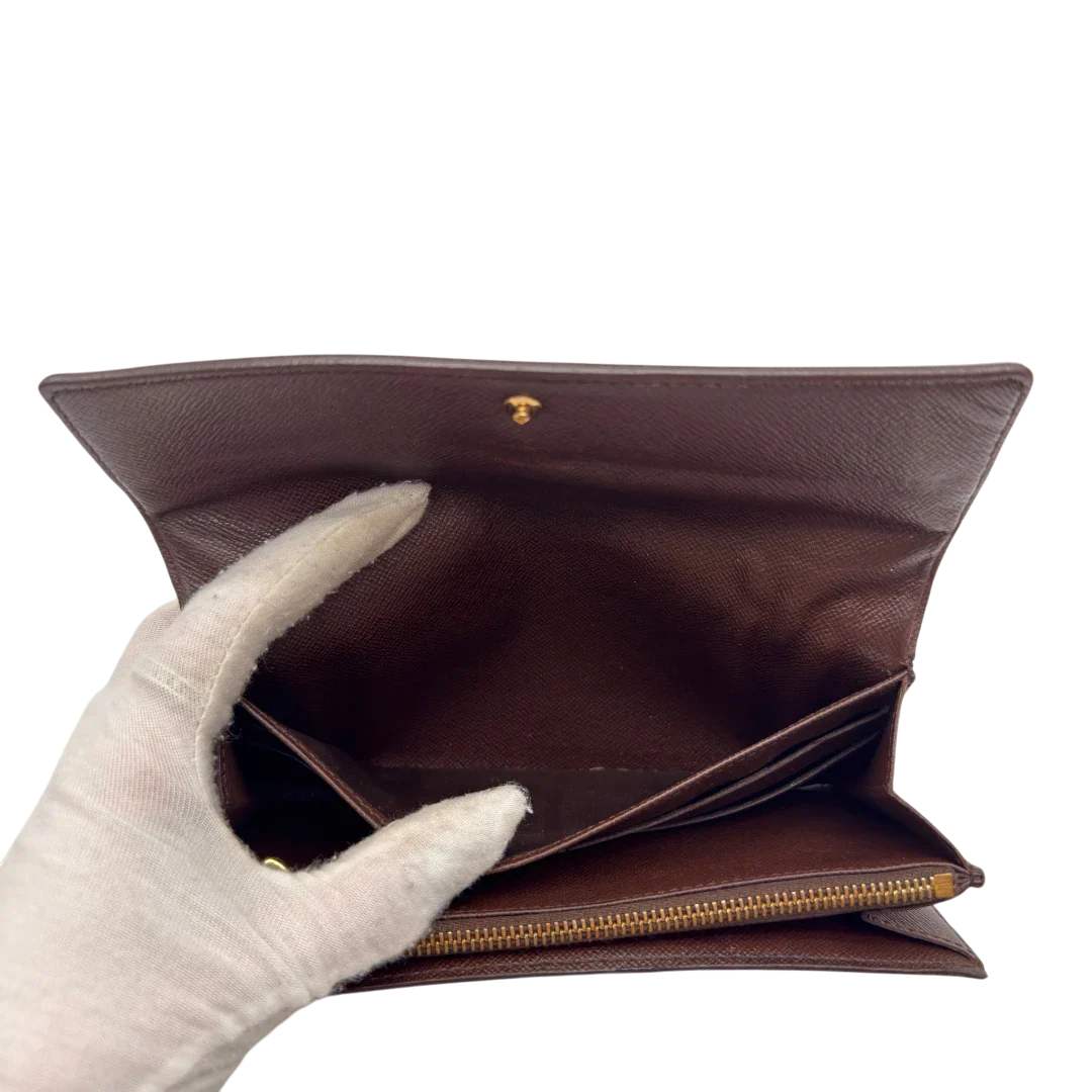 https://cdn.shopify.com/s/files/1/0564/9376/8855/files/Louis_Vuitton_Geldbeutel_Sarah_Damier_Ebene_braun_22.webp?v=1784242503
