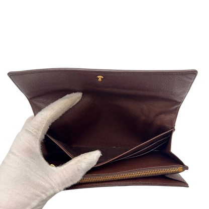 https://cdn.shopify.com/s/files/1/0564/9376/8855/files/Louis_Vuitton_Geldbeutel_Sarah_Damier_Ebene_braun_22.webp?v=1784242503