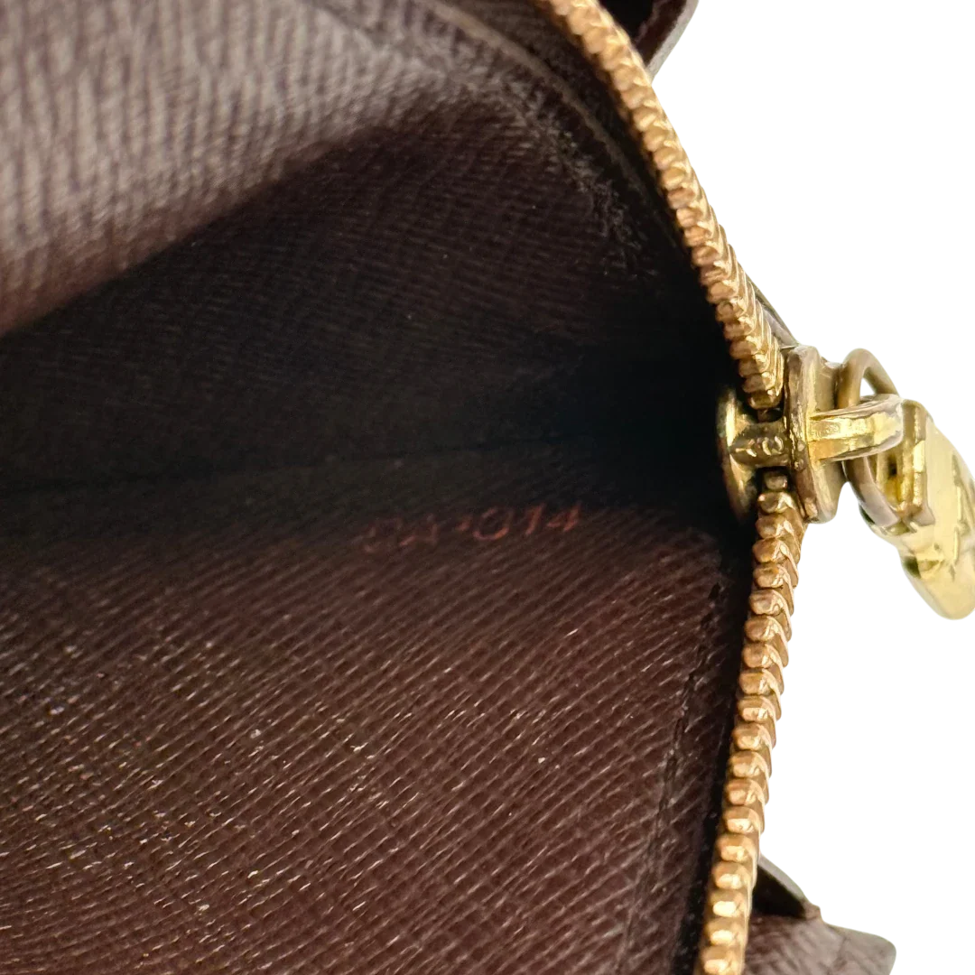 https://cdn.shopify.com/s/files/1/0564/9376/8855/files/Louis_Vuitton_Geldbeutel_Sarah_Damier_Ebene_braun_23.webp?v=1784242503