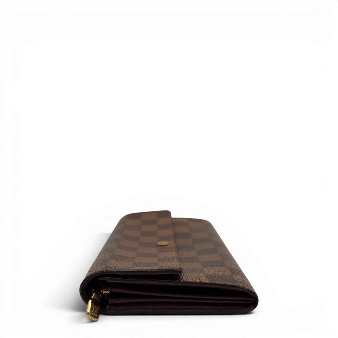https://cdn.shopify.com/s/files/1/0564/9376/8855/files/Louis_Vuitton_Geldbeutel_Sarah_Damier_Ebene_braun_3.webp?v=1784242503