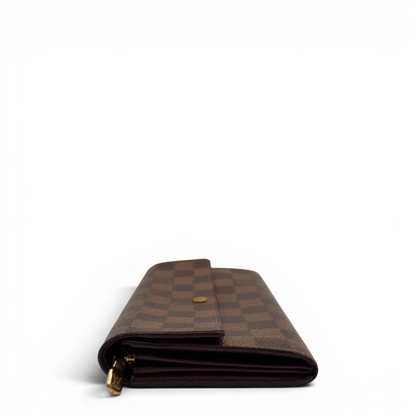 https://cdn.shopify.com/s/files/1/0564/9376/8855/files/Louis_Vuitton_Geldbeutel_Sarah_Damier_Ebene_braun_3.webp?v=1784242503