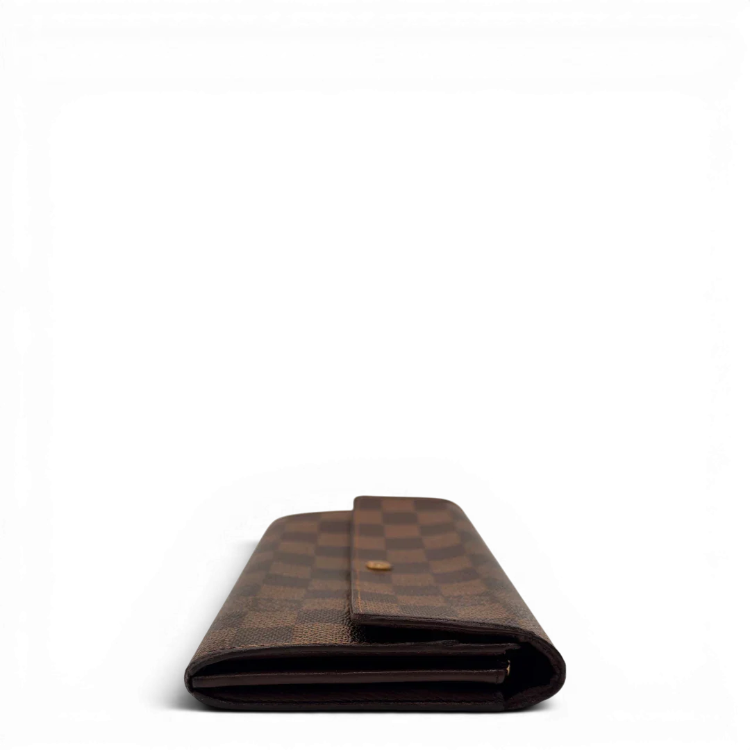 https://cdn.shopify.com/s/files/1/0564/9376/8855/files/Louis_Vuitton_Geldbeutel_Sarah_Damier_Ebene_braun_4.webp?v=1784242503