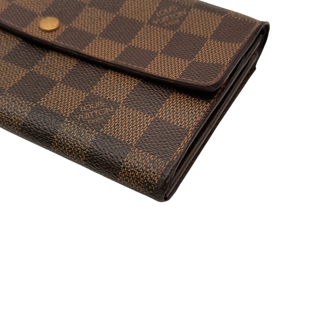 https://cdn.shopify.com/s/files/1/0564/9376/8855/files/Louis_Vuitton_Geldbeutel_Sarah_Damier_Ebene_braun_5.webp?v=1784242504