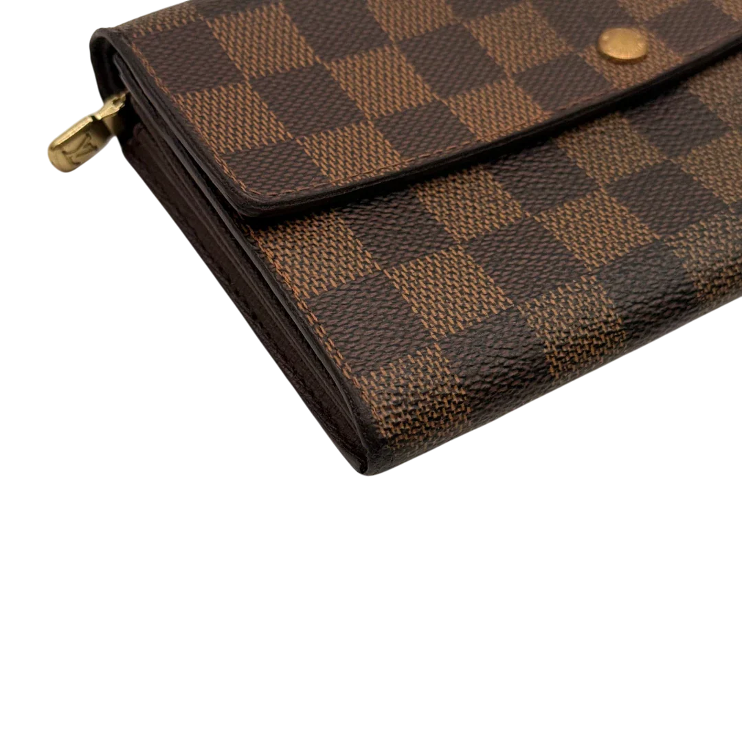 https://cdn.shopify.com/s/files/1/0564/9376/8855/files/Louis_Vuitton_Geldbeutel_Sarah_Damier_Ebene_braun_6.webp?v=1784242503