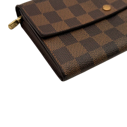 https://cdn.shopify.com/s/files/1/0564/9376/8855/files/Louis_Vuitton_Geldbeutel_Sarah_Damier_Ebene_braun_6.webp?v=1784242503