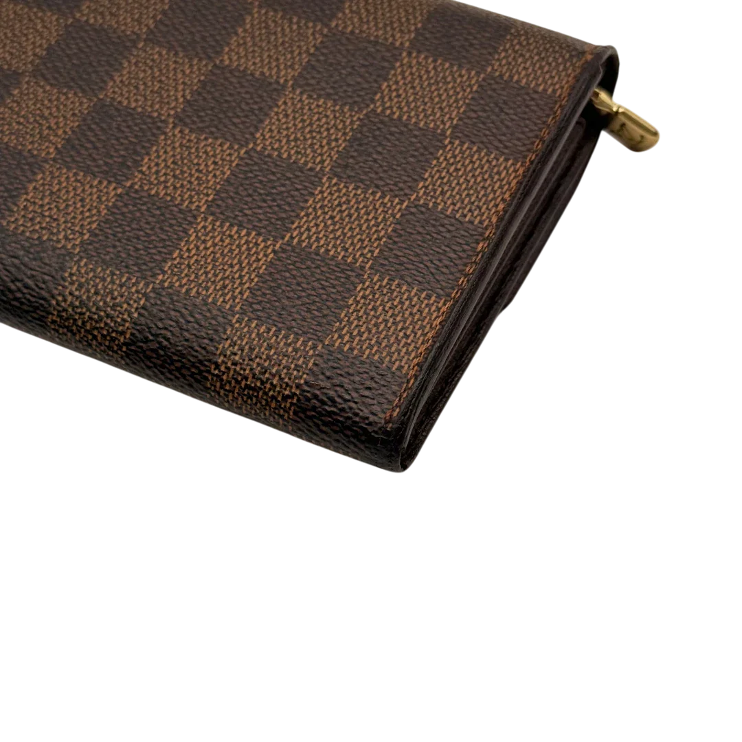 https://cdn.shopify.com/s/files/1/0564/9376/8855/files/Louis_Vuitton_Geldbeutel_Sarah_Damier_Ebene_braun_7.webp?v=1784242503