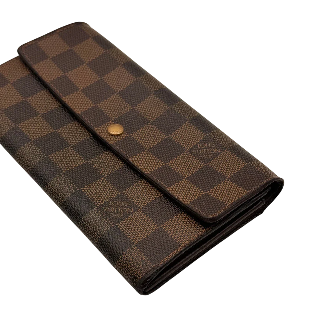 https://cdn.shopify.com/s/files/1/0564/9376/8855/files/Louis_Vuitton_Geldbeutel_Sarah_Damier_Ebene_braun_9.webp?v=1784242503
