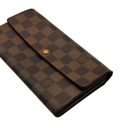https://cdn.shopify.com/s/files/1/0564/9376/8855/files/Louis_Vuitton_Geldbeutel_Sarah_Damier_Ebene_braun_9.webp?v=1784242503