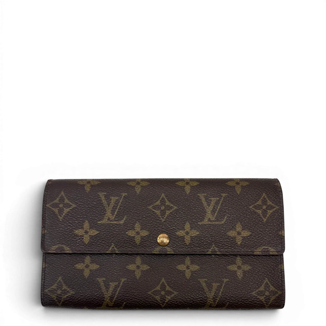 https://cdn.shopify.com/s/files/1/0564/9376/8855/files/Louis_Vuitton_Geldbeutel_Sarah_monogram_braun_1.webp?v=1784241822