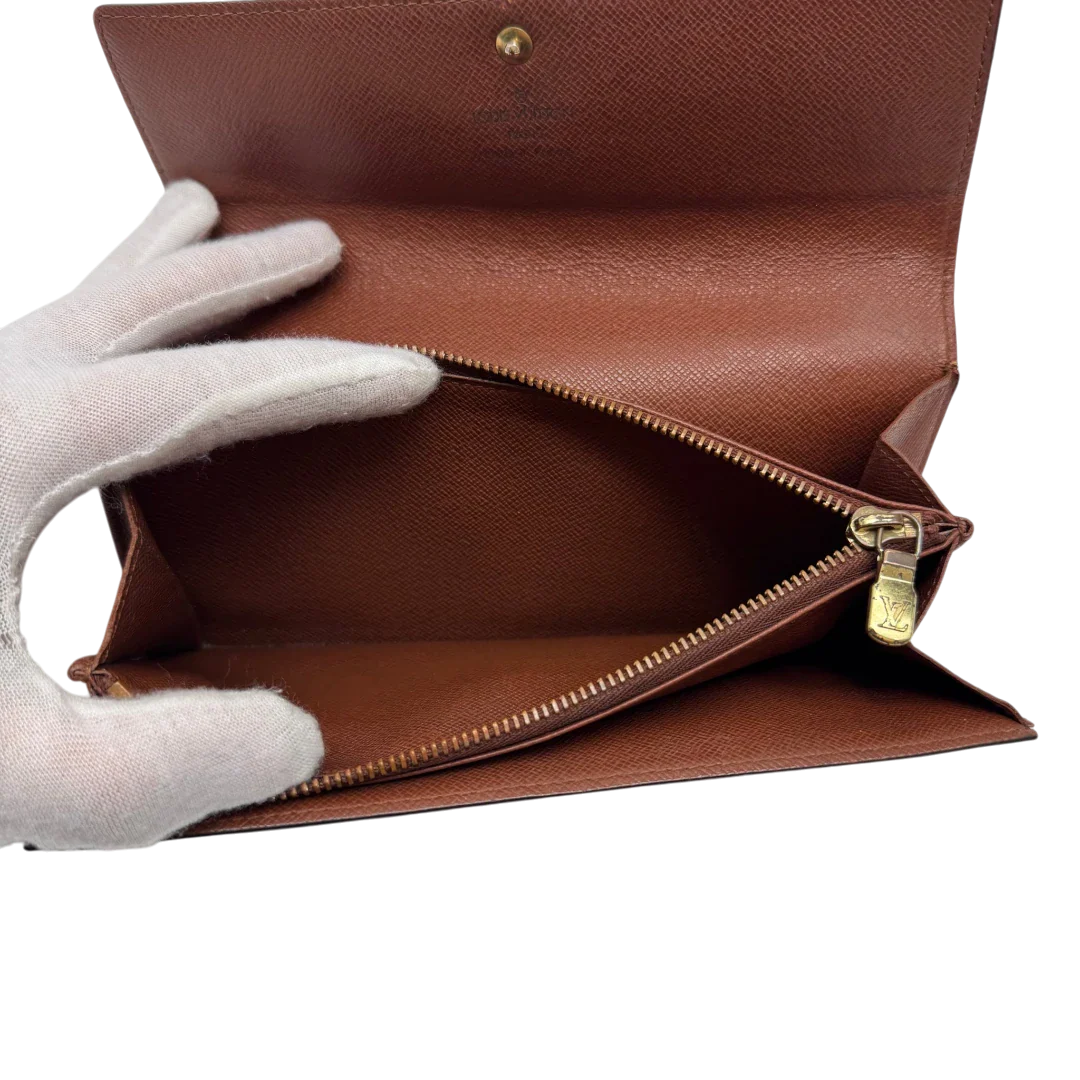 https://cdn.shopify.com/s/files/1/0564/9376/8855/files/Louis_Vuitton_Geldbeutel_Sarah_monogram_braun_10.webp?v=1784241822