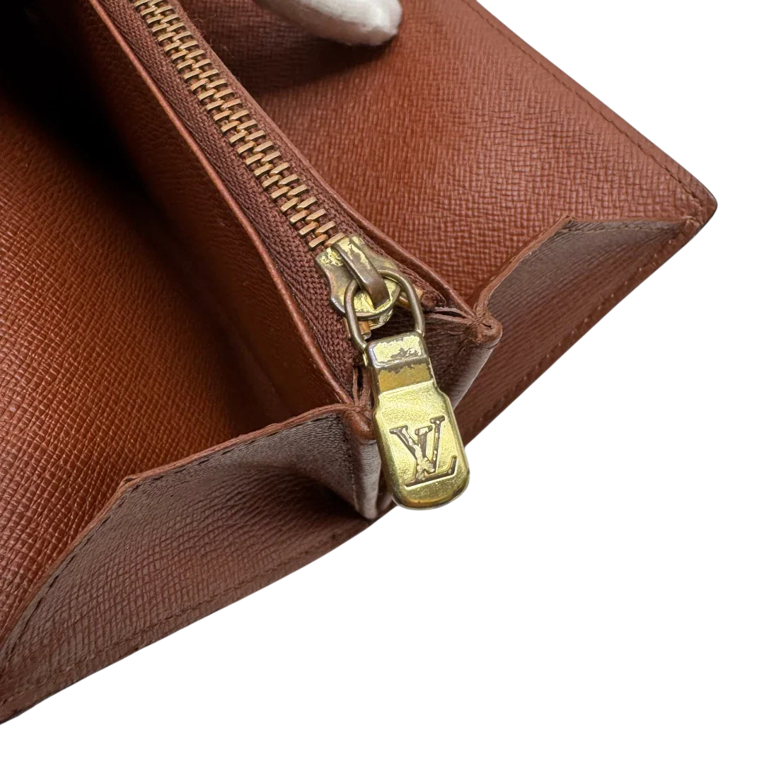 https://cdn.shopify.com/s/files/1/0564/9376/8855/files/Louis_Vuitton_Geldbeutel_Sarah_monogram_braun_10_595873c9-5047-4c06-bbfc-ac86eb687023.webp?v=1784243083