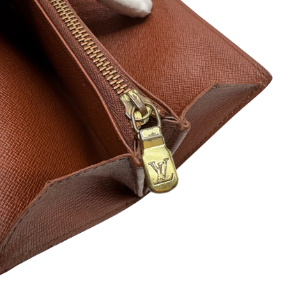 https://cdn.shopify.com/s/files/1/0564/9376/8855/files/Louis_Vuitton_Geldbeutel_Sarah_monogram_braun_10_595873c9-5047-4c06-bbfc-ac86eb687023.webp?v=1784243083
