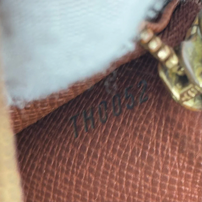 https://cdn.shopify.com/s/files/1/0564/9376/8855/files/Louis_Vuitton_Geldbeutel_Sarah_monogram_braun_11.webp?v=1784241822