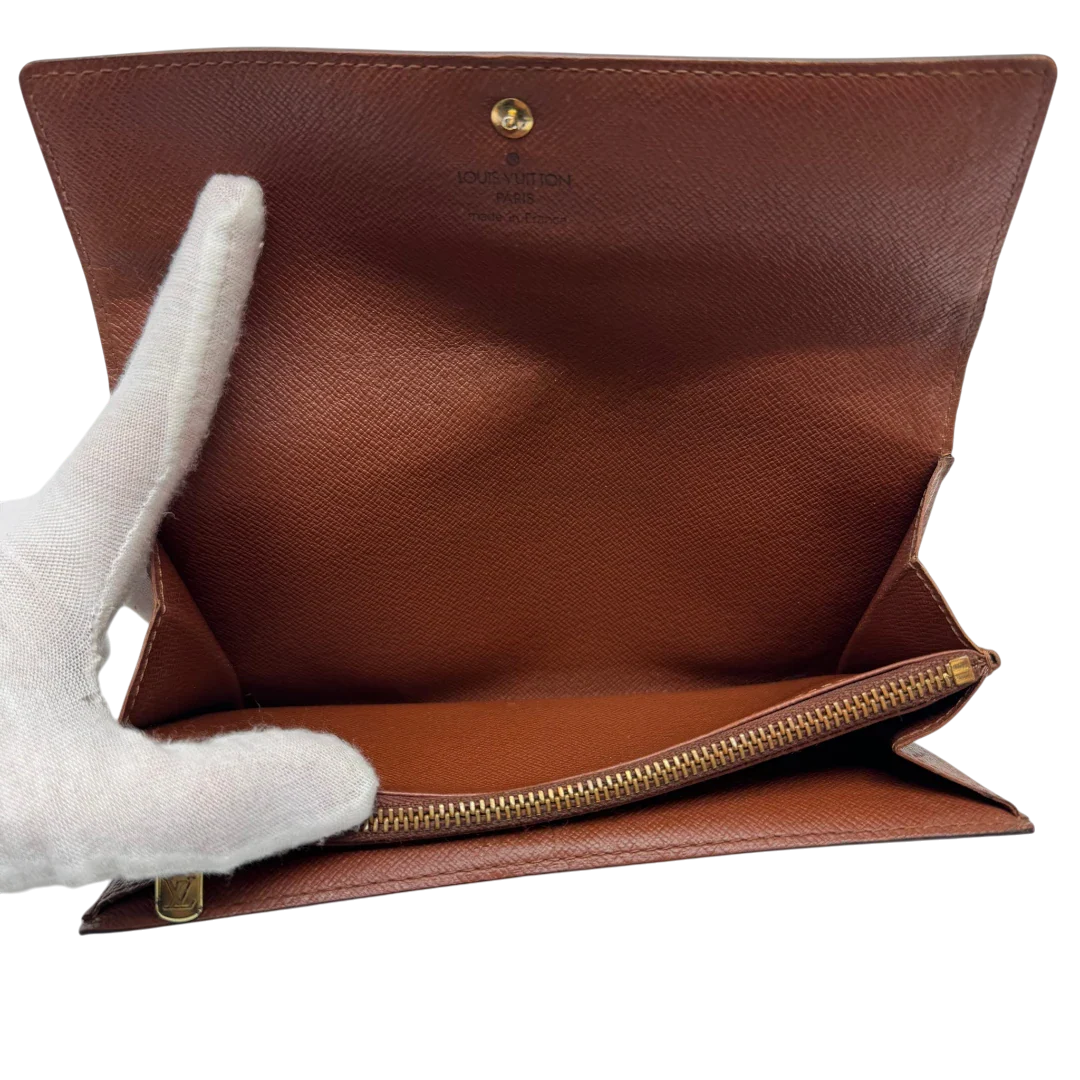 https://cdn.shopify.com/s/files/1/0564/9376/8855/files/Louis_Vuitton_Geldbeutel_Sarah_monogram_braun_11_d5c1064c-c3d9-4ce1-ab46-b2568fbd50f9.webp?v=1784243083