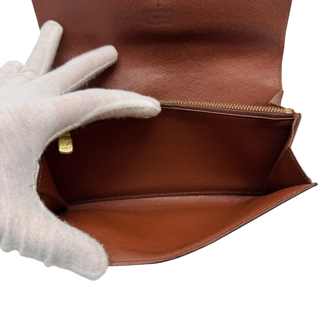 https://cdn.shopify.com/s/files/1/0564/9376/8855/files/Louis_Vuitton_Geldbeutel_Sarah_monogram_braun_12.webp?v=1784243083