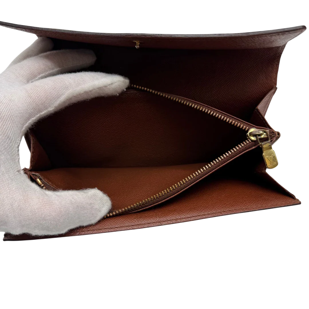 https://cdn.shopify.com/s/files/1/0564/9376/8855/files/Louis_Vuitton_Geldbeutel_Sarah_monogram_braun_13.webp?v=1784243082