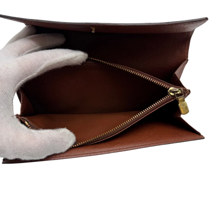 https://cdn.shopify.com/s/files/1/0564/9376/8855/files/Louis_Vuitton_Geldbeutel_Sarah_monogram_braun_13.webp?v=1784243082