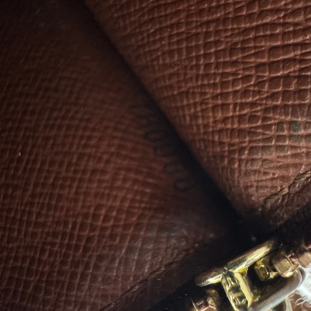 https://cdn.shopify.com/s/files/1/0564/9376/8855/files/Louis_Vuitton_Geldbeutel_Sarah_monogram_braun_14.webp?v=1784243083