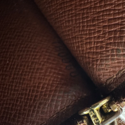 https://cdn.shopify.com/s/files/1/0564/9376/8855/files/Louis_Vuitton_Geldbeutel_Sarah_monogram_braun_14.webp?v=1784243083