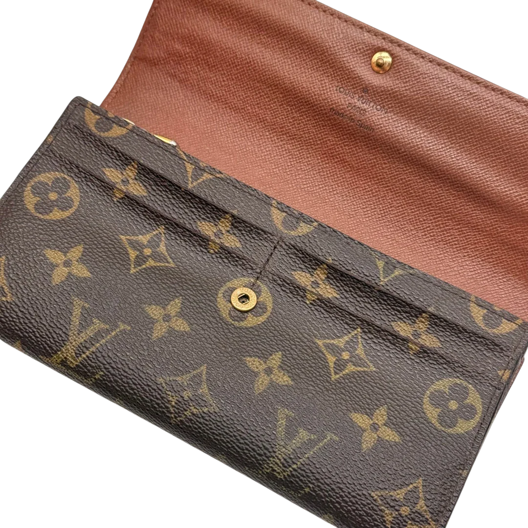 https://cdn.shopify.com/s/files/1/0564/9376/8855/files/Louis_Vuitton_Geldbeutel_Sarah_monogram_braun_15.webp?v=1784270404