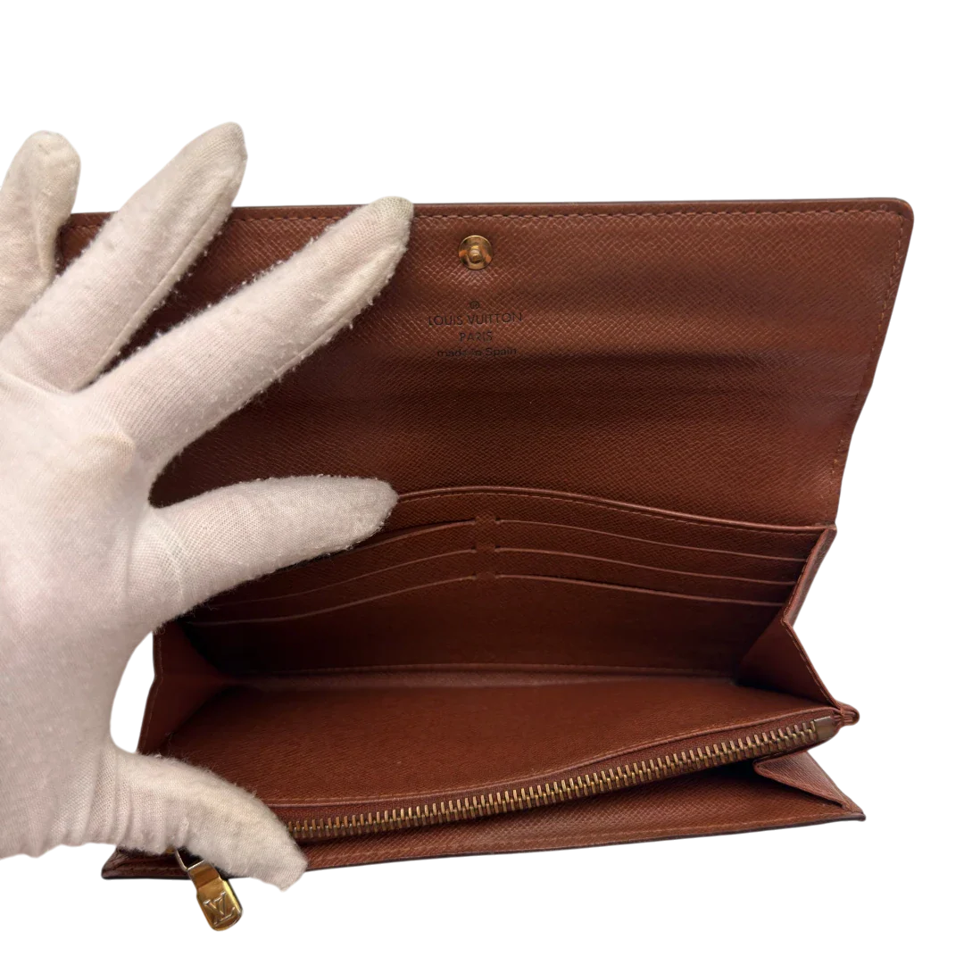 https://cdn.shopify.com/s/files/1/0564/9376/8855/files/Louis_Vuitton_Geldbeutel_Sarah_monogram_braun_16.webp?v=1784270404