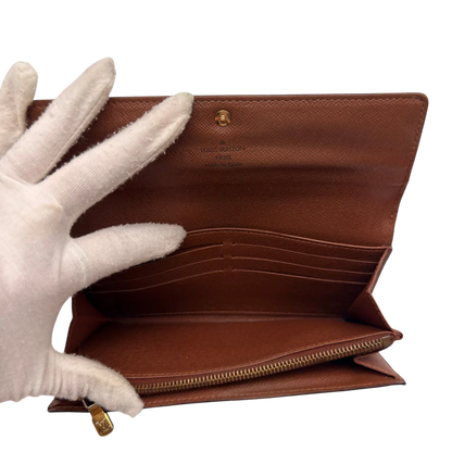 https://cdn.shopify.com/s/files/1/0564/9376/8855/files/Louis_Vuitton_Geldbeutel_Sarah_monogram_braun_16.webp?v=1784270404