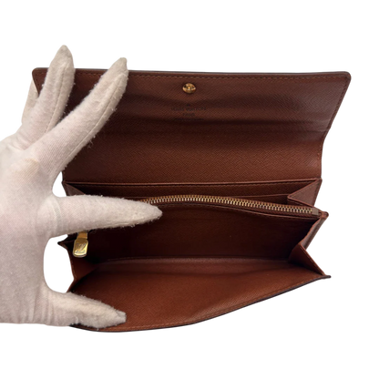 https://cdn.shopify.com/s/files/1/0564/9376/8855/files/Louis_Vuitton_Geldbeutel_Sarah_monogram_braun_17.webp?v=1784270404