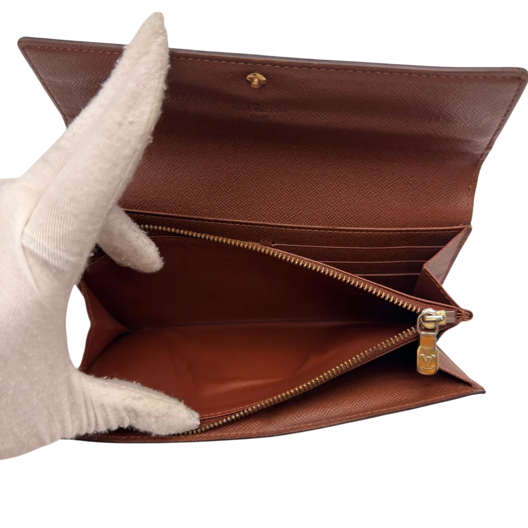 https://cdn.shopify.com/s/files/1/0564/9376/8855/files/Louis_Vuitton_Geldbeutel_Sarah_monogram_braun_18.webp?v=1784270404