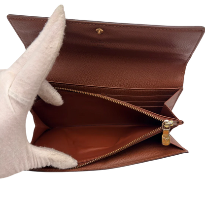 https://cdn.shopify.com/s/files/1/0564/9376/8855/files/Louis_Vuitton_Geldbeutel_Sarah_monogram_braun_18.webp?v=1784270404