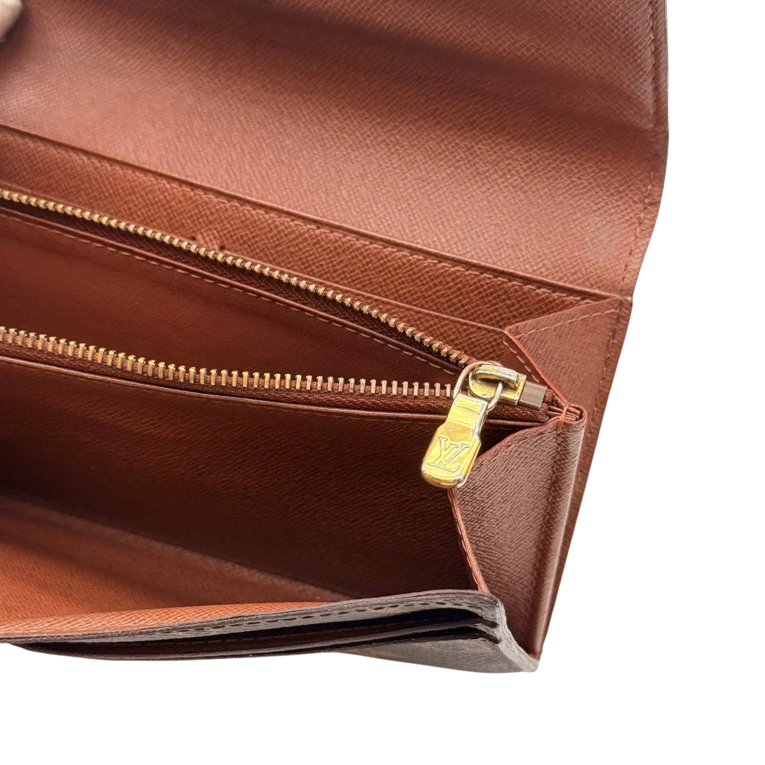 https://cdn.shopify.com/s/files/1/0564/9376/8855/files/Louis_Vuitton_Geldbeutel_Sarah_monogram_braun_19.webp?v=1784270404