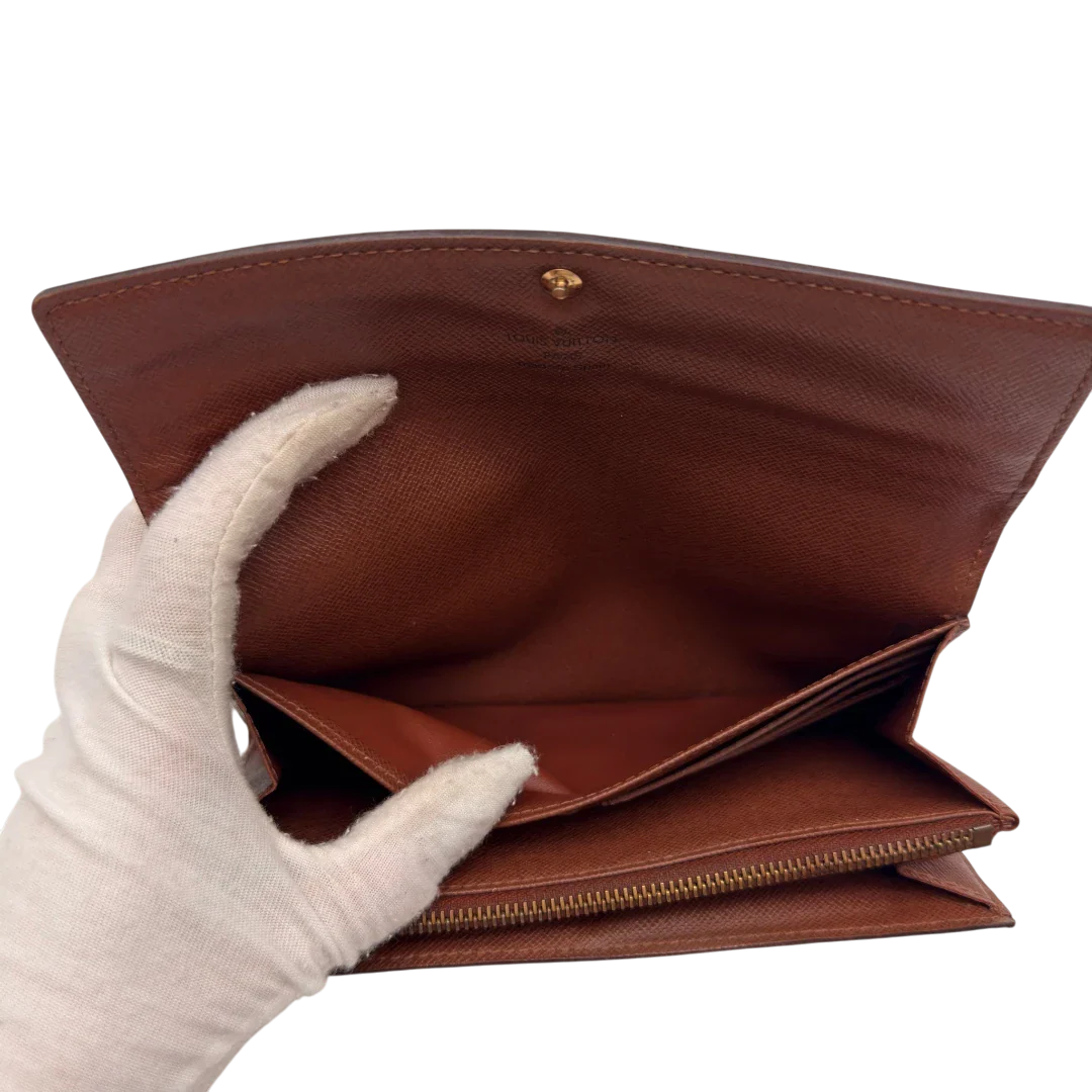 https://cdn.shopify.com/s/files/1/0564/9376/8855/files/Louis_Vuitton_Geldbeutel_Sarah_monogram_braun_20.webp?v=1784270404