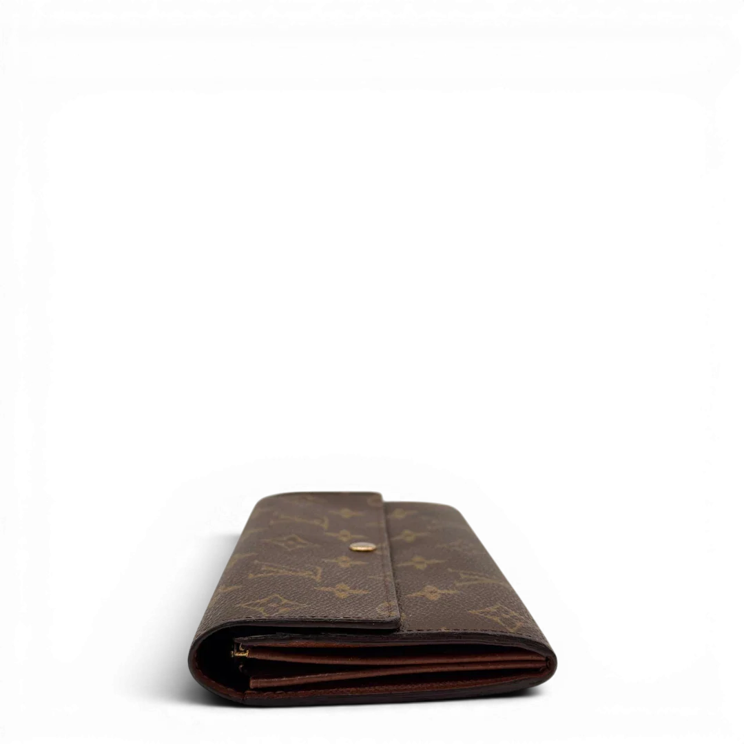 https://cdn.shopify.com/s/files/1/0564/9376/8855/files/Louis_Vuitton_Geldbeutel_Sarah_monogram_braun_3_d52839f0-2666-4f1d-97bb-643f77fde1b1.webp?v=1784270403