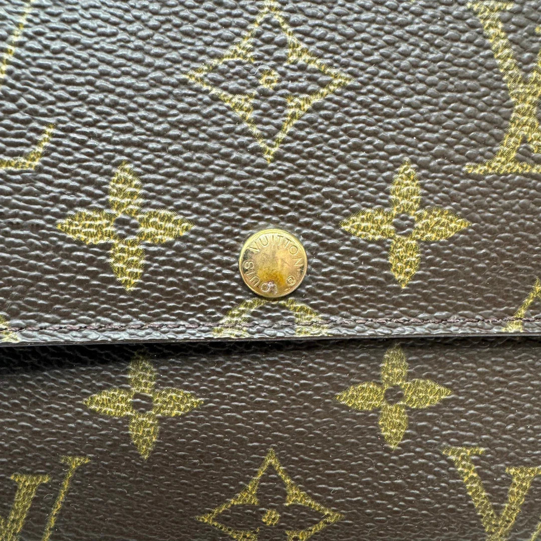 https://cdn.shopify.com/s/files/1/0564/9376/8855/files/Louis_Vuitton_Geldbeutel_Sarah_monogram_braun_5.webp?v=1784241822