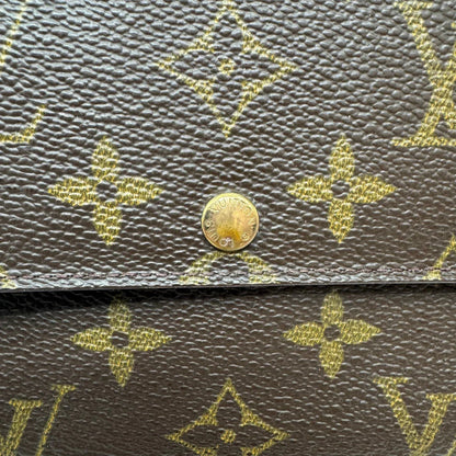 https://cdn.shopify.com/s/files/1/0564/9376/8855/files/Louis_Vuitton_Geldbeutel_Sarah_monogram_braun_5.webp?v=1784241822