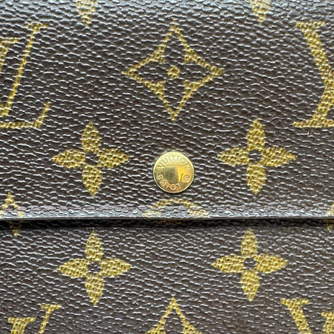 https://cdn.shopify.com/s/files/1/0564/9376/8855/files/Louis_Vuitton_Geldbeutel_Sarah_monogram_braun_5_0f33e8c4-9bee-414e-94aa-13ec23e4f65e.webp?v=1784243083