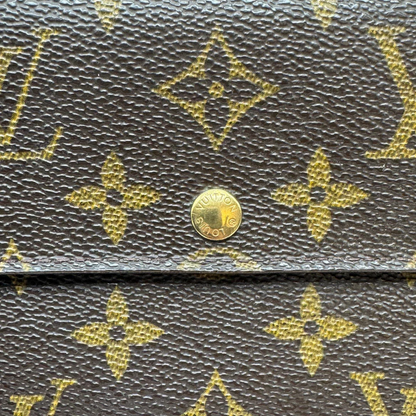 https://cdn.shopify.com/s/files/1/0564/9376/8855/files/Louis_Vuitton_Geldbeutel_Sarah_monogram_braun_5_0f33e8c4-9bee-414e-94aa-13ec23e4f65e.webp?v=1784243083