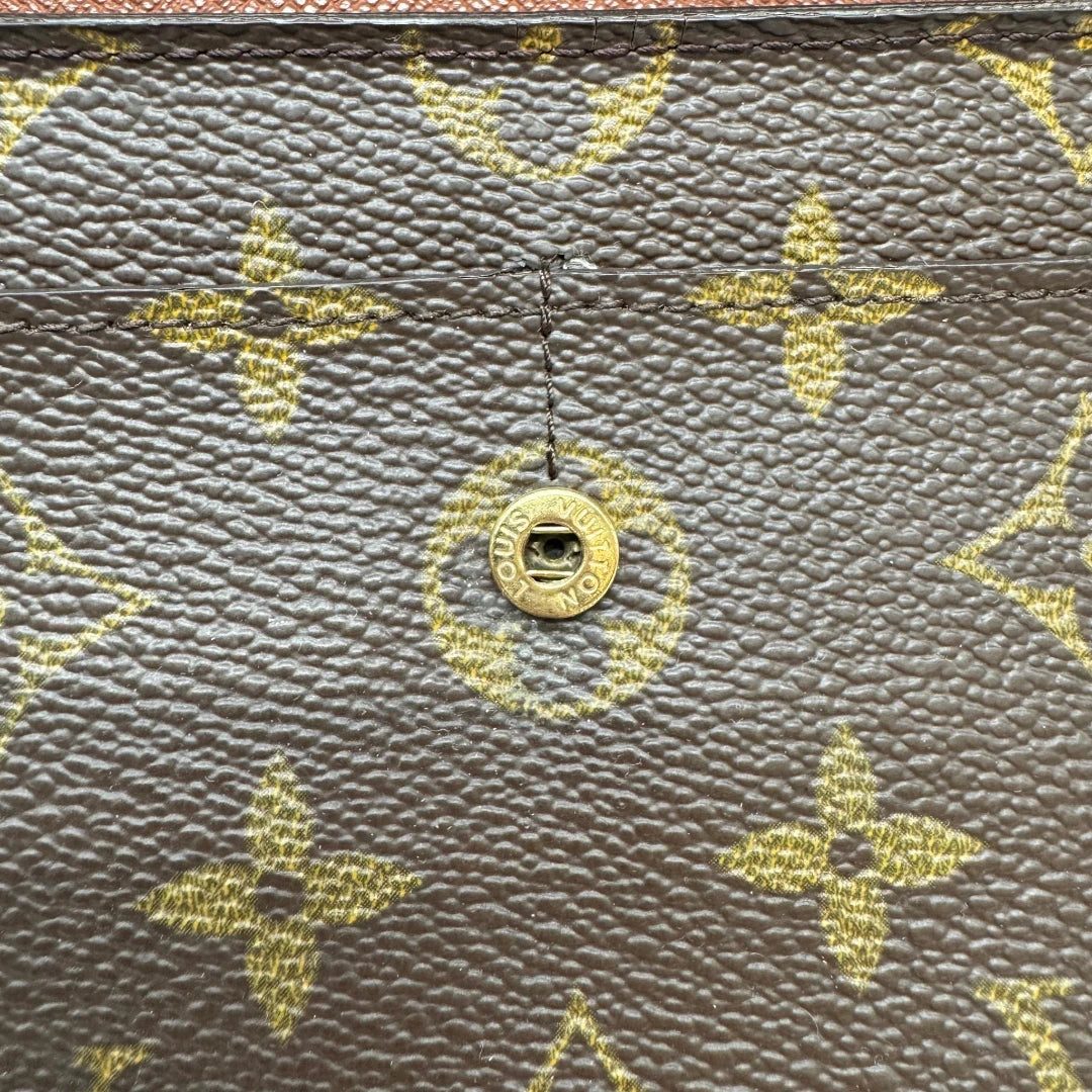 https://cdn.shopify.com/s/files/1/0564/9376/8855/files/Louis_Vuitton_Geldbeutel_Sarah_monogram_braun_6.webp?v=1784241822