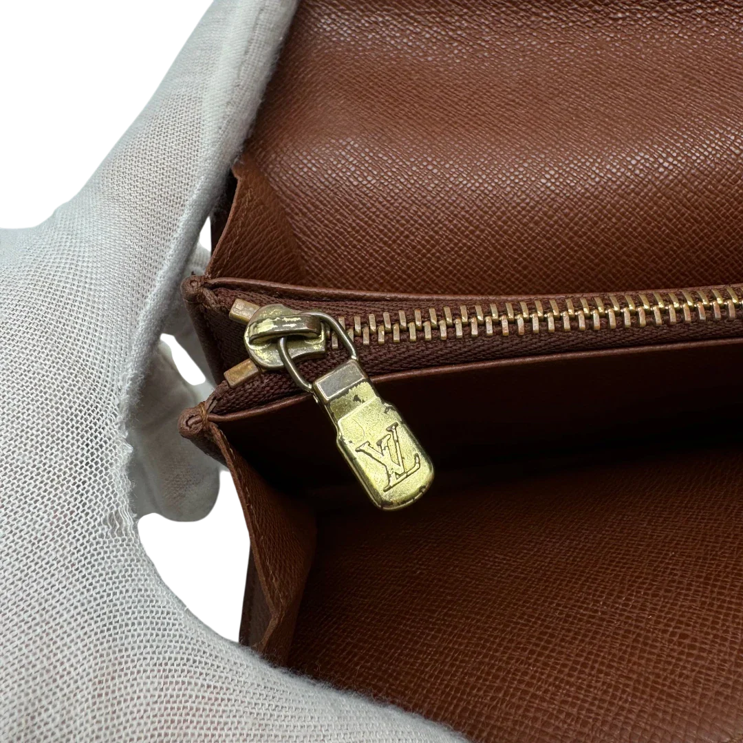 https://cdn.shopify.com/s/files/1/0564/9376/8855/files/Louis_Vuitton_Geldbeutel_Sarah_monogram_braun_8.webp?v=1784241822