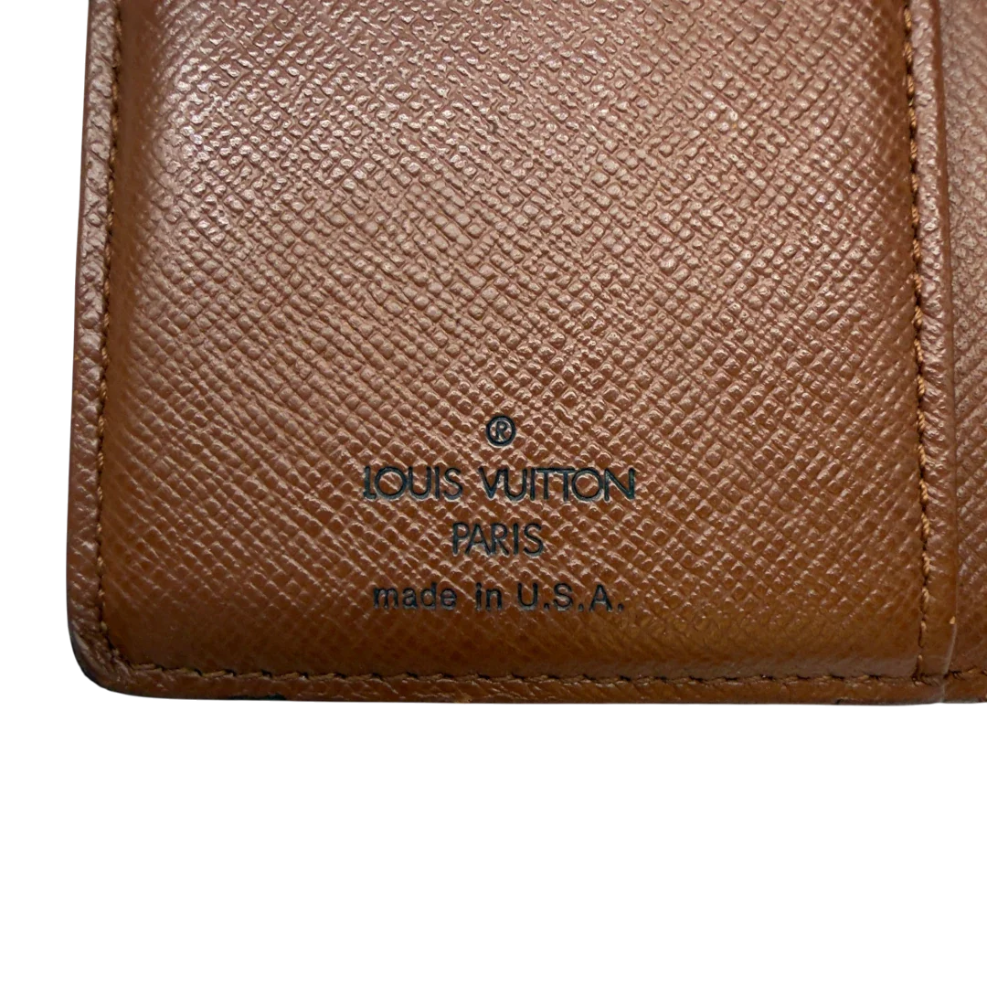 https://cdn.shopify.com/s/files/1/0564/9376/8855/files/Louis_Vuitton_Geldbeutel_Viennois_monogram_braun_15_aa42998f-8138-4345-ac30-b26d9a35aa13.webp?v=1782983793