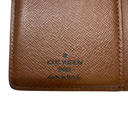 https://cdn.shopify.com/s/files/1/0564/9376/8855/files/Louis_Vuitton_Geldbeutel_Viennois_monogram_braun_15_aa42998f-8138-4345-ac30-b26d9a35aa13.webp?v=1782983793