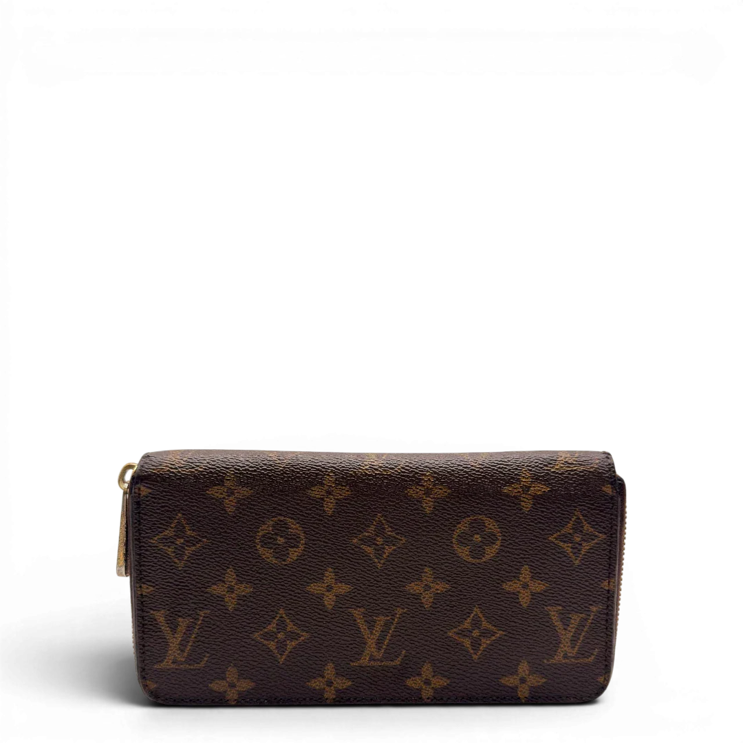 https://cdn.shopify.com/s/files/1/0564/9376/8855/files/Louis_Vuitton_Geldbeutel_Zippy_monogram_braun_1.webp?v=1784241675