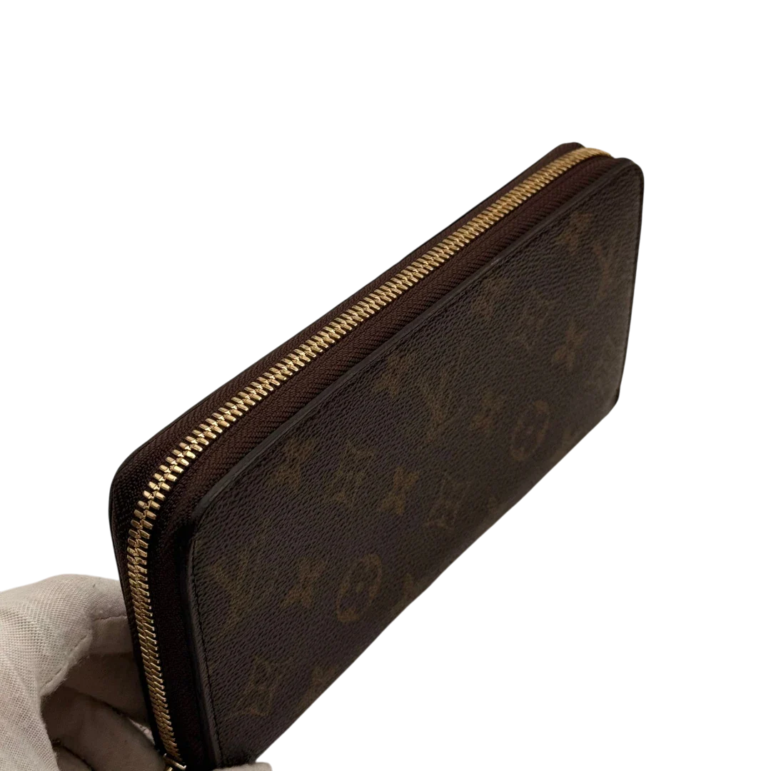 https://cdn.shopify.com/s/files/1/0564/9376/8855/files/Louis_Vuitton_Geldbeutel_Zippy_monogram_braun_11.webp?v=1784241675
