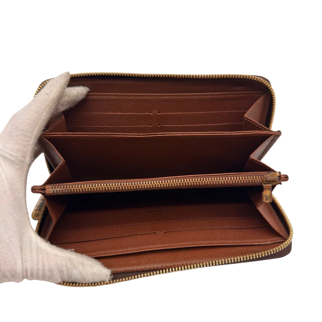 https://cdn.shopify.com/s/files/1/0564/9376/8855/files/Louis_Vuitton_Geldbeutel_Zippy_monogram_braun_15.webp?v=1784241676